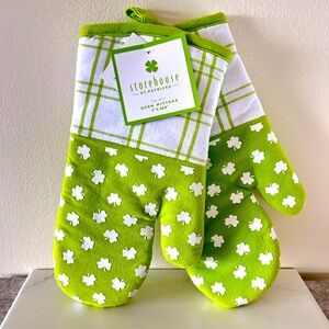 NWT Storehouse Oven Mittens Set of 2 St. Patrick’s Day Lime Green White Clover
